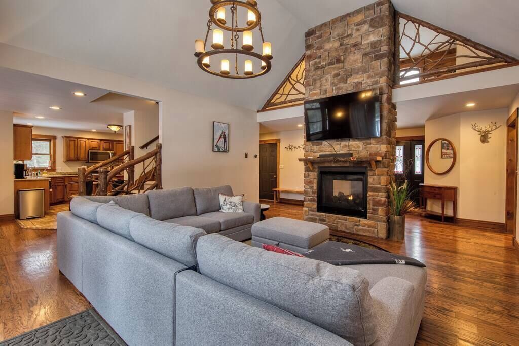 Televisión, chimenea y oficina 