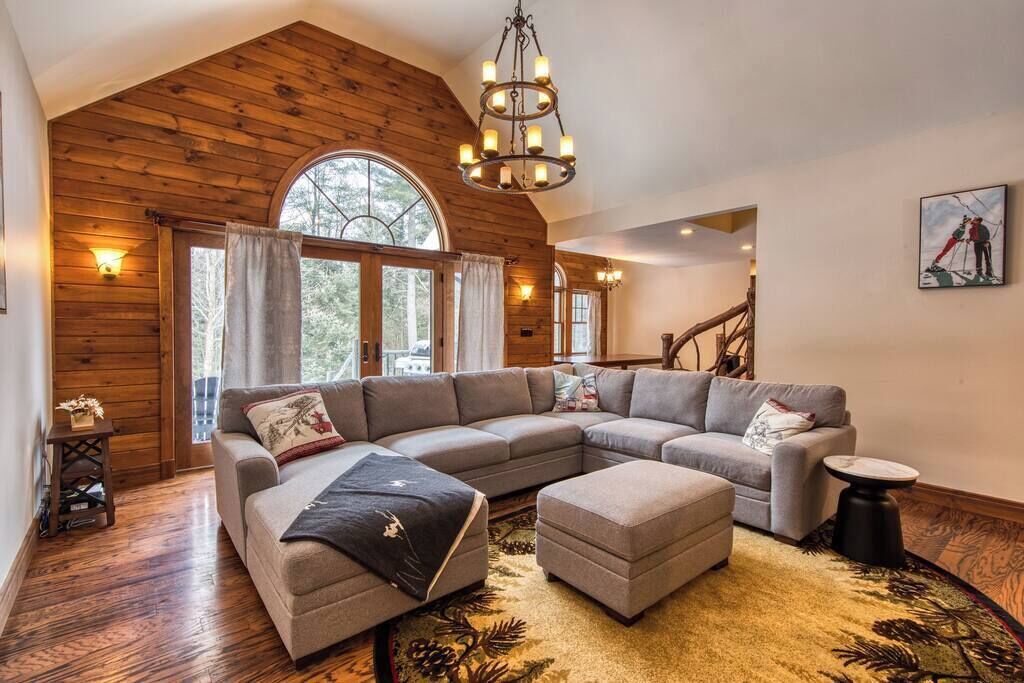 Televisión, chimenea y oficina 