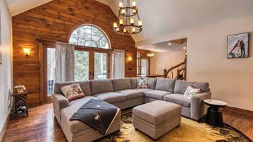 Televisión, chimenea y oficina