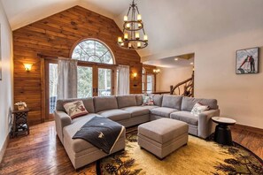 Télévision, cheminée, espaces bureaux