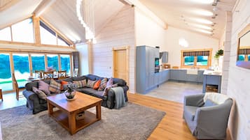 Cabin | Living room | 30-inch TV with cable channels