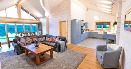 Cuddfan Lodge on a Gorgeous Private Lake