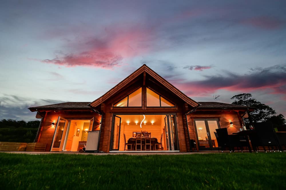 Cuddfan Lodge on a Gorgeous Private Lake - Bargoed