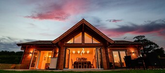 美麗私人湖泊上的 Cuddfan 小屋