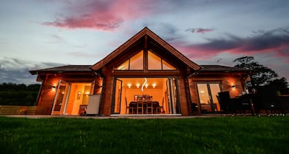 Cuddfan Lodge on a Gorgeous Private Lake