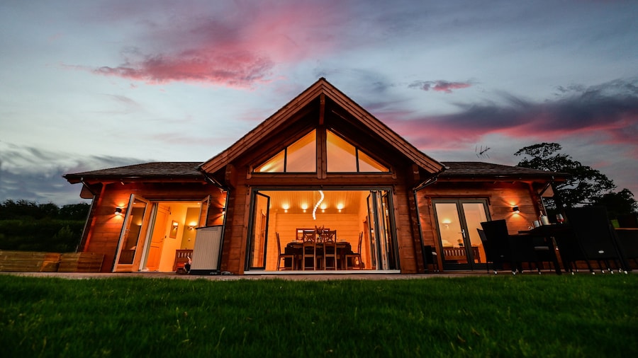 Cuddfan Lodge on a Gorgeous Private Lake
