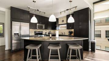 Een koelkast, een microgolfoven, een oven, een kookplaat