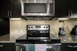 雪櫃、微波爐、焗爐、洗碗機