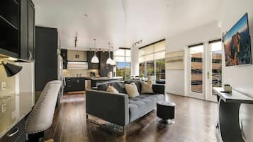 Televisie, een stereo en een kantoor