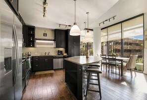 Réfrigérateur, four à micro-ondes, un four, lave-vaisselle