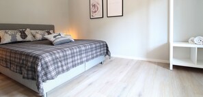 1 habitación, tabla de planchar con plancha, wifi gratis y ropa de cama