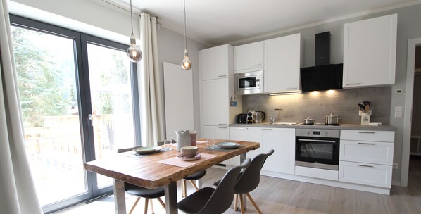 Kühlschrank, Mikrowelle, Herdplatte, Geschirrspüler