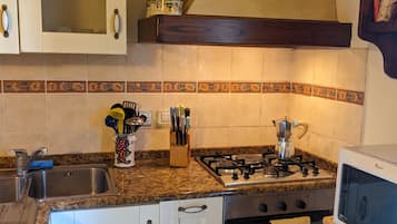 Frigorifero, microonde, forno, piano cottura