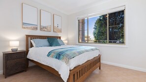 5 bedrooms, iron/ironing board, travel cot, free WiFi - The Lighthouse by Experience Jervis Bay (Vincentia)