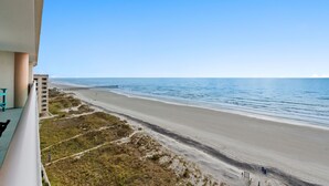På stranden