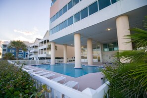 Een binnenzwembad, een buitenzwembad