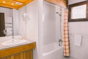 Ensemble douche/baignoire, sèche-cheveux, serviettes fournies, savon