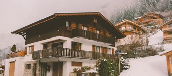 Beautiful 5 bedroom chalet centrally located- CATERING AVAILABLE
