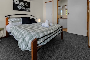 3 bedrooms, iron/ironing board, WiFi (free), bed sheets