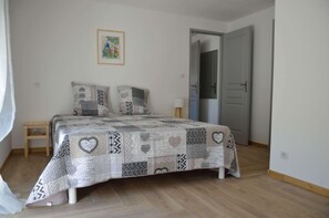 5 bedrooms, iron/ironing board, free WiFi