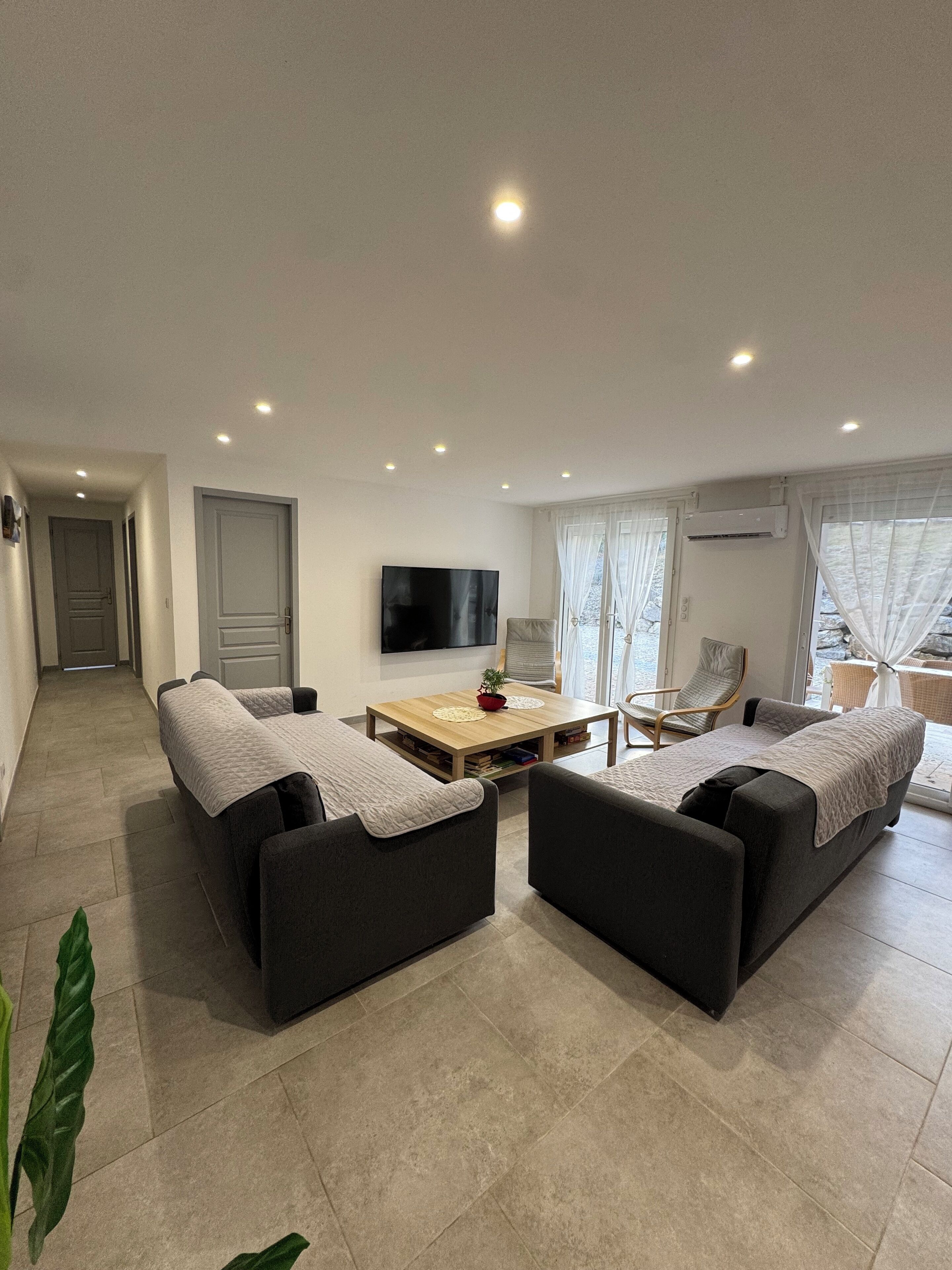 Télévision, table de tennis de table, livres