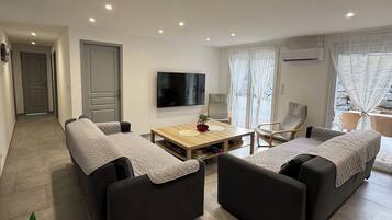 Télévision, table de tennis de table, livres