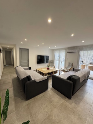 Téléviseur, table de ping-pong, livres