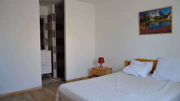 5 slaapkamers, een strijkplank/strijkijzer, gratis wifi