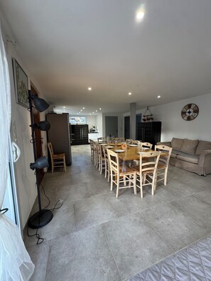 Dining - House 200 m2 quiet comfortable private heated pool private parking jacuzzi (Saint Sernin)