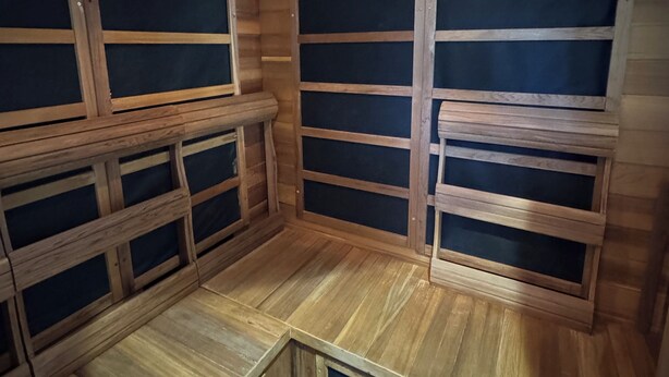 A wooden interior with built-in benches and shelves. - House 200 m2 quiet comfortable private heated pool private parking jacuzzi (Saint Sernin)