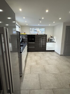 Réfrigérateur, four à micro-ondes, un four, surface de cuisson