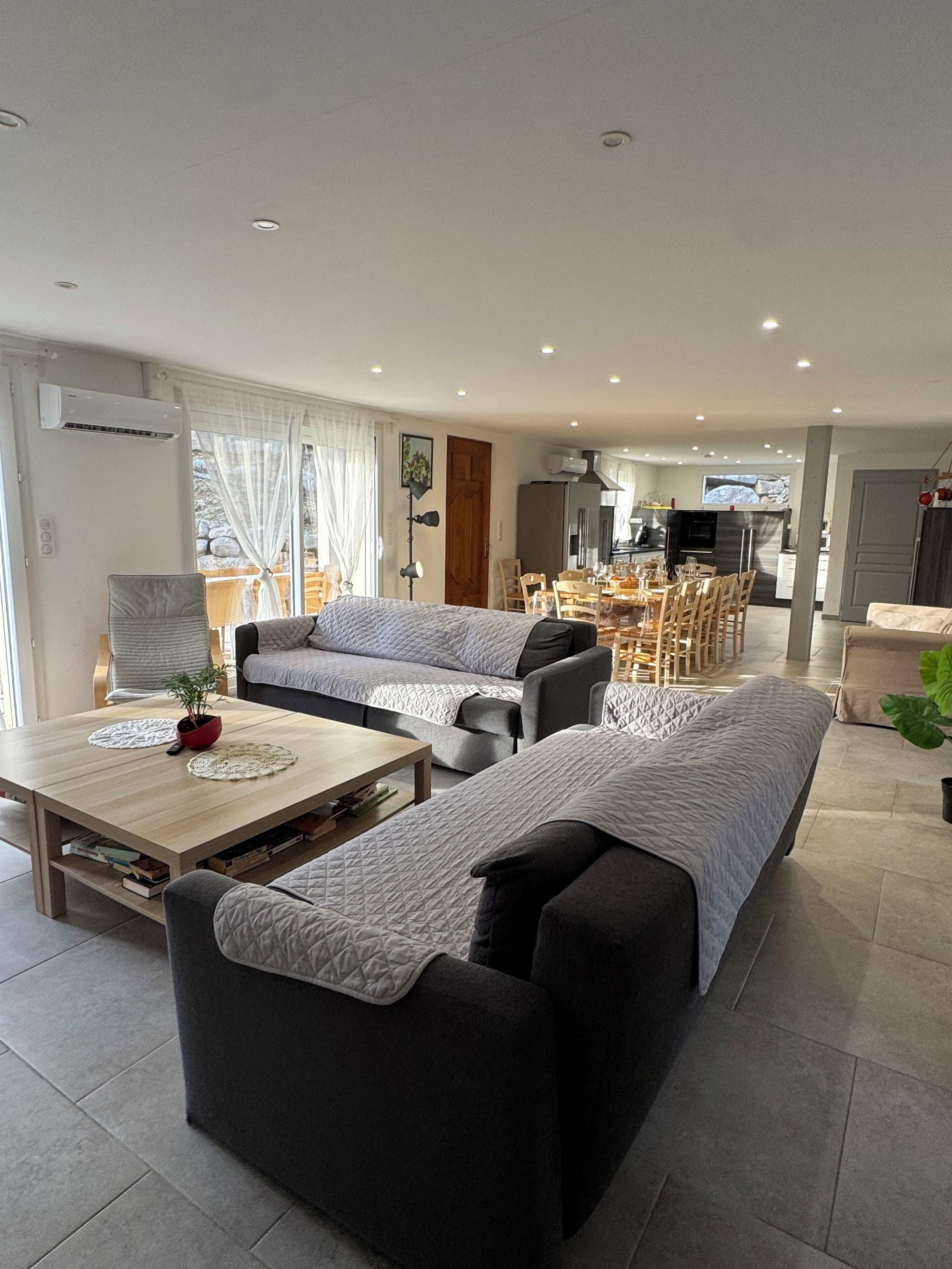 Télévision, table de tennis de table, livres