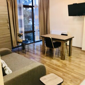 Apartamento premium | Área de estar | TV de tela plana 60 cm com canais digitais, TV