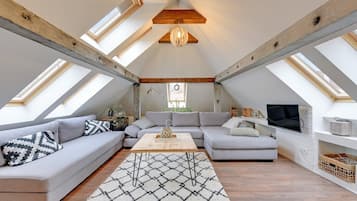 Deluxe Apartment | Living area | Flat-screen TV