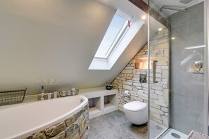 Deluxe Apartment | Bathroom | Separate tub and shower, hair dryer, towels - Grand Apartments - Sopot (Sopot)