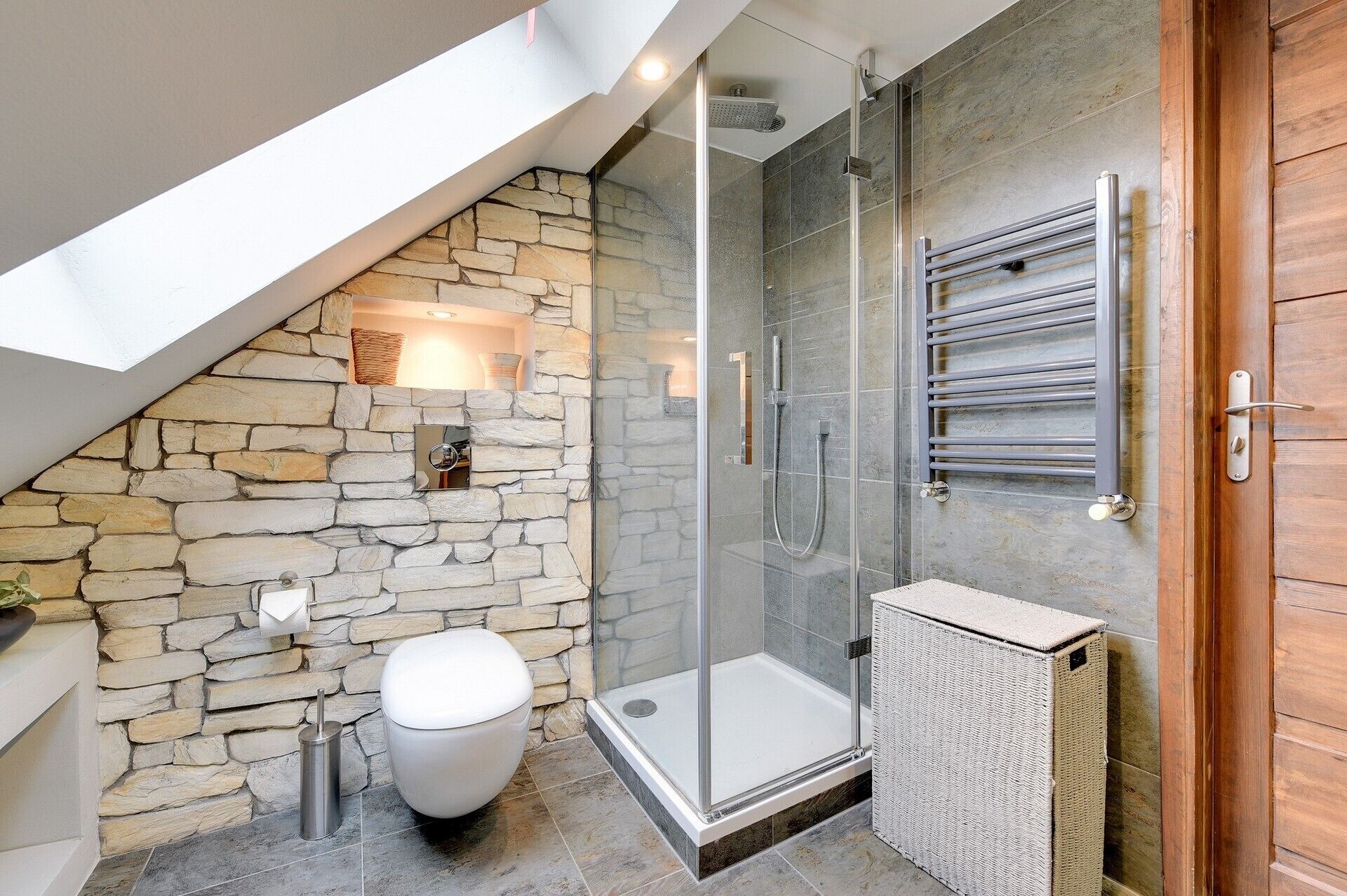 Deluxe-Apartment | Badezimmer | Badewanne und Dusche (separat), Haartrockner, Handtücher