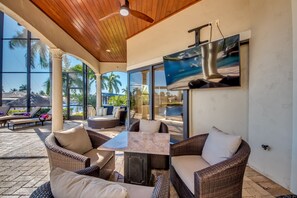 Smart-TV, Kamin, DVD-Player, Stereoanlage