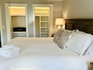 3 bedrooms, desk, iron/ironing board, travel cot - Southern Charm Retreat _ Cozy 3BR Near Shem Creek, Beaches & Charleston (Mount Pleasant)