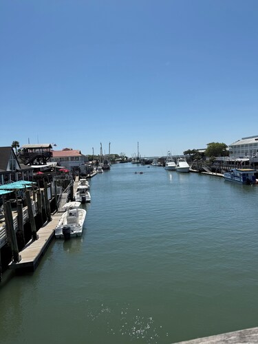 Walk to Shem Creek, Fire Pit, Outdoor TV, Ice Machine & Minutes to Charleston