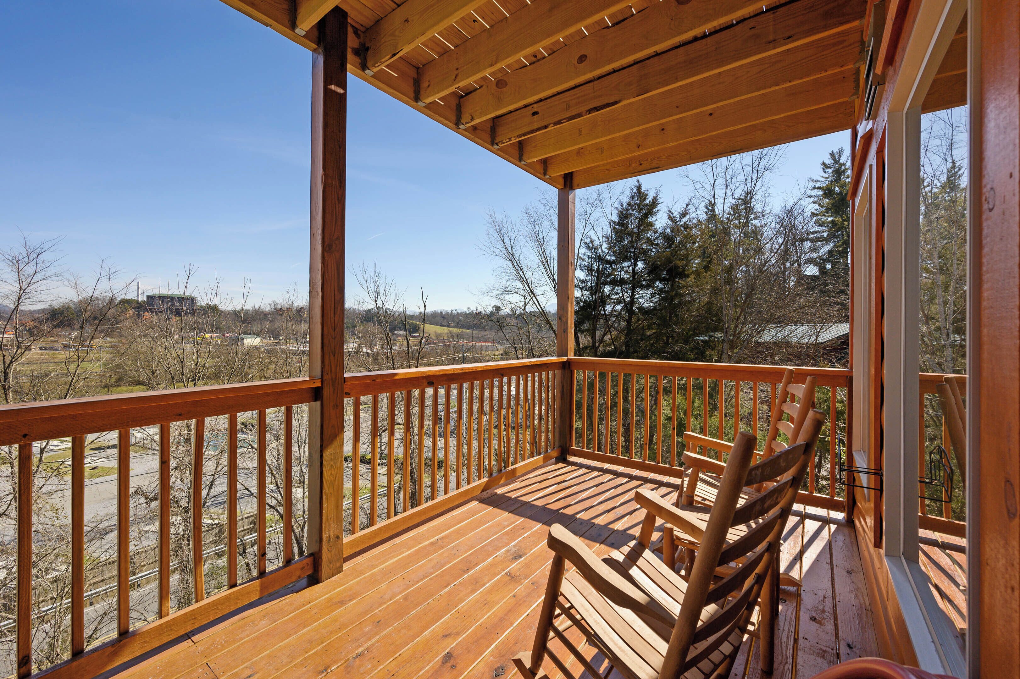 Una terraza de madera con vistas a un paisaje rural.