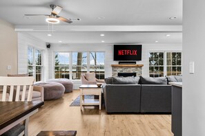 Smart TV, chimenea, libros
