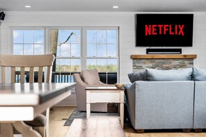 Smart TV, chimenea y libros 