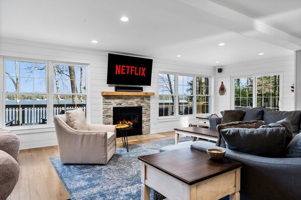 Smart TV, chimenea y libros 