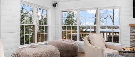 Smart TV, chimenea, libros