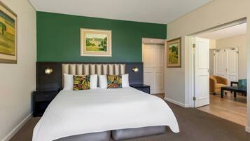 Suite, 1 habitación, vista al jardín | Ropa de cama de alta calidad y caja de seguridad en la habitación