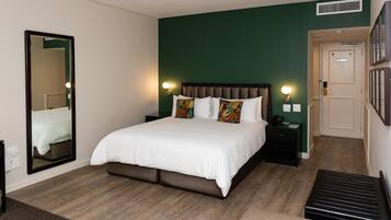 Deluxe Room | Premium bedding, in-room safe, desk, laptop workspace