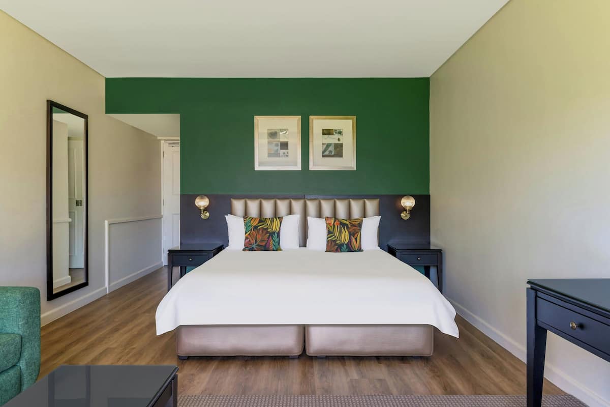 Classic Room, 1 King Bed | Premium bedding, in-room safe, desk, laptop workspace