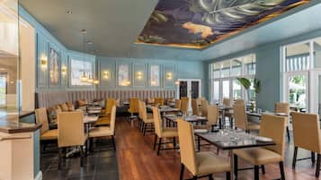 2 restaurants; breakfast, lunch, and dinner served