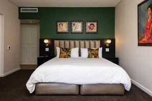 Luxury Double or Twin Room | Peralatan tempat tidur premium, peti besi dalam bilik, meja 
