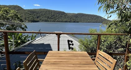 Cosy Cottage Above the Hawkesbury w/ Jetty
